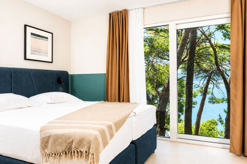 Superior rodinný bungalov pro 2–5 osob, Holiday Village Sagitta***, Lokva Rogoznica, Omišská riviéra, Chorvatsko