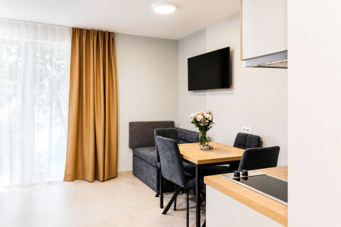 Superior rodinný bungalov pro 2–5 osob, Holiday Village Sagitta***, Lokva Rogoznica, Omišská riviéra, Chorvatsko