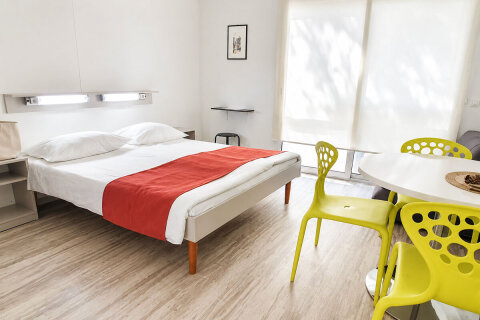 Standard bungalov pro 2–3 osoby, Holiday Village Sagitta***, Lokva Rogoznica, Omišská riviéra, Chorvatsko