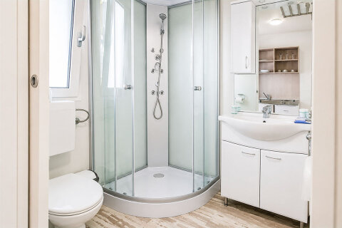 Standard bungalov pro 2–3 osoby, Holiday Village Sagitta***, Lokva Rogoznica, Omišská riviéra, Chorvatsko
