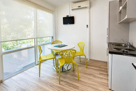 Standard bungalov pro 2–3 osoby, Holiday Village Sagitta***, Lokva Rogoznica, Omišská riviéra, Chorvatsko
