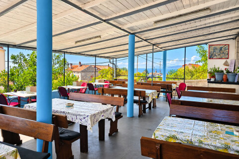 Ustrine - jediná restaurace ve vesnici, ostrov Cres, Chorvatsko