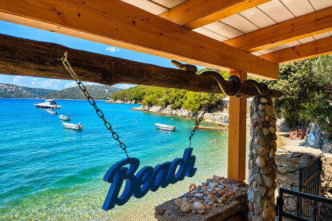 Robinzonáda Beach - návštěva na terase v podobě užovky, Ustrine, ostrov Cres, Chorvatsko
