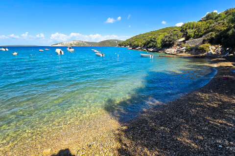 Robinzonáda Beach, Ustrine, ostrov Cres, Chorvatsko