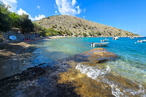Robinzonáda Beach, Ustrine, ostrov Cres, Chorvatsko