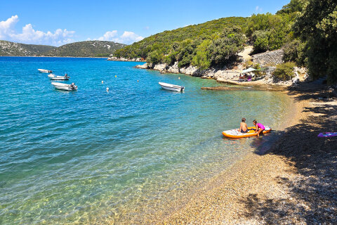 Robinzonáda Beach, Ustrine, ostrov Cres, Chorvatsko