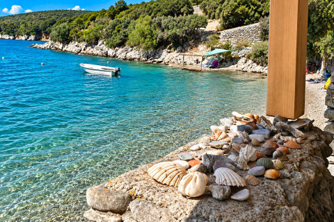 Robinzonáda Beach, Ustrine, ostrov Cres, Chorvatsko