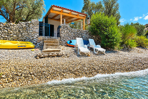 Robinzonáda Beach, Ustrine, ostrov Cres, Chorvatsko