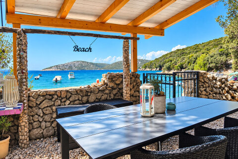 Robinzonáda Beach, Ustrine, ostrov Cres, Chorvatsko