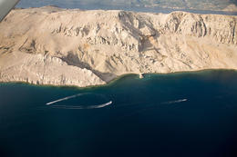 Skály, moře, Ostrov Pag, Chorvatsko 