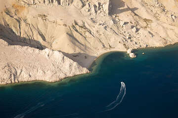 Skály, moře, Ostrov Pag, Chorvatsko 