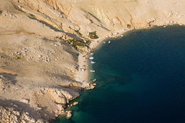 Skály, moře, Ostrov Pag, Chorvatsko 