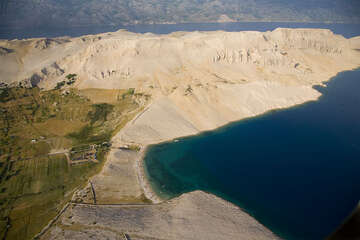 Skály, moře, pláž Ručica, Ostrov Pag, Chorvatsko 