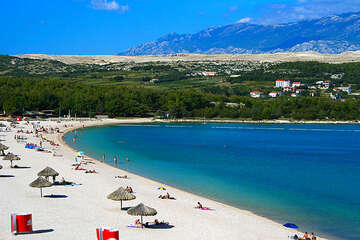 Pláž Zrće poblíž letoviska Novalja, ostrov Pag, Chorvatsko