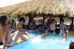 Bary na pláži Zrće poblíž letoviska Novalja, ostrov Pag, Chorvatsko 