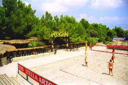 Plážový volejbal na pláži Zrće poblíž letoviska Novalja, ostrov Pag, Chorvatsko 