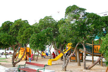 Dětské hřiště ve městě Pag, ostrov Pag, Chorvatsko