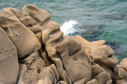 Pobřeží v letovisku Pag-Bošana, ostrov Pag, Chorvatsko