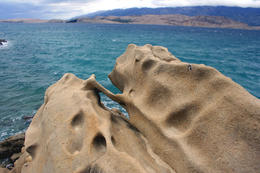Pobřeží v letovisku Pag-Bošana, ostrov Pag, Chorvatsko