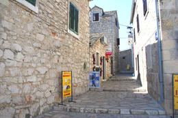 Primošten - úzké uličky ve starém městě, Šibenická riviéra, Chorvatsko