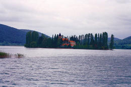 Františkánský klášter, ostrov Visovac, národní park Krka, Chorvatsko