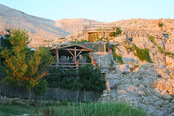 Restaurace u pláže Ručica, ostrov Pag, Chorvatsko