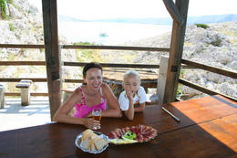 Restaurace u pláže Ručica, ostrov Pag, Chorvatsko