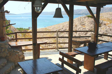 Restaurace u pláže Ručica, ostrov Pag, Chorvatsko