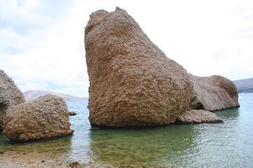 Kameny ve vodě pod kaňonem Beritnica, ostrov Pag, Chorvatsko
