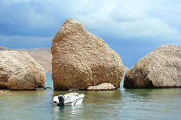 Kameny ve vodě pod kaňonem Beritnica, ostrov Pag, Chorvatsko