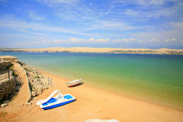 Písčitooblázková pláž Čista plaža, ostrov Pag, Chorvatsko
