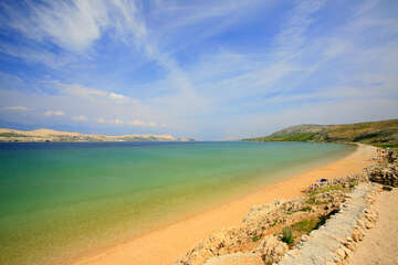 Písčitooblázková pláž Čista plaža, ostrov Pag, Chorvatsko