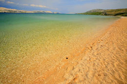 Písčitooblázková pláž Čista plaža, ostrov Pag, Chorvatsko