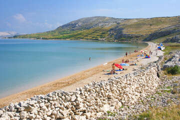 Písčitooblázková pláž Čista plaža, ostrov Pag, Chorvatsko