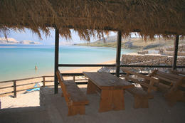 Písčitooblázková pláž Čista plaža - restaurace, ostrov Pag, Chorvatsko