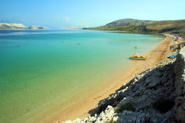 Písčitooblázková pláž Čista plaža, ostrov Pag, Chorvatsko